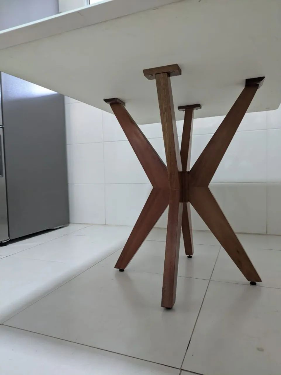 Mesa de madeira com tampo de vidro - Foto 3