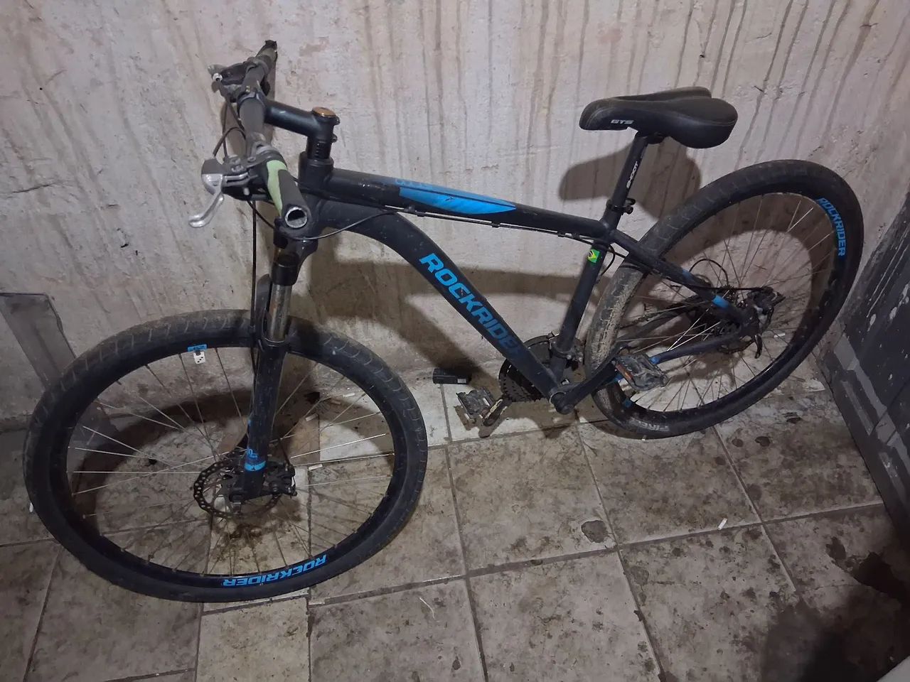 Bicicleta aro 29 ROCKRIDER ST100 semi-nova  - Foto 2
