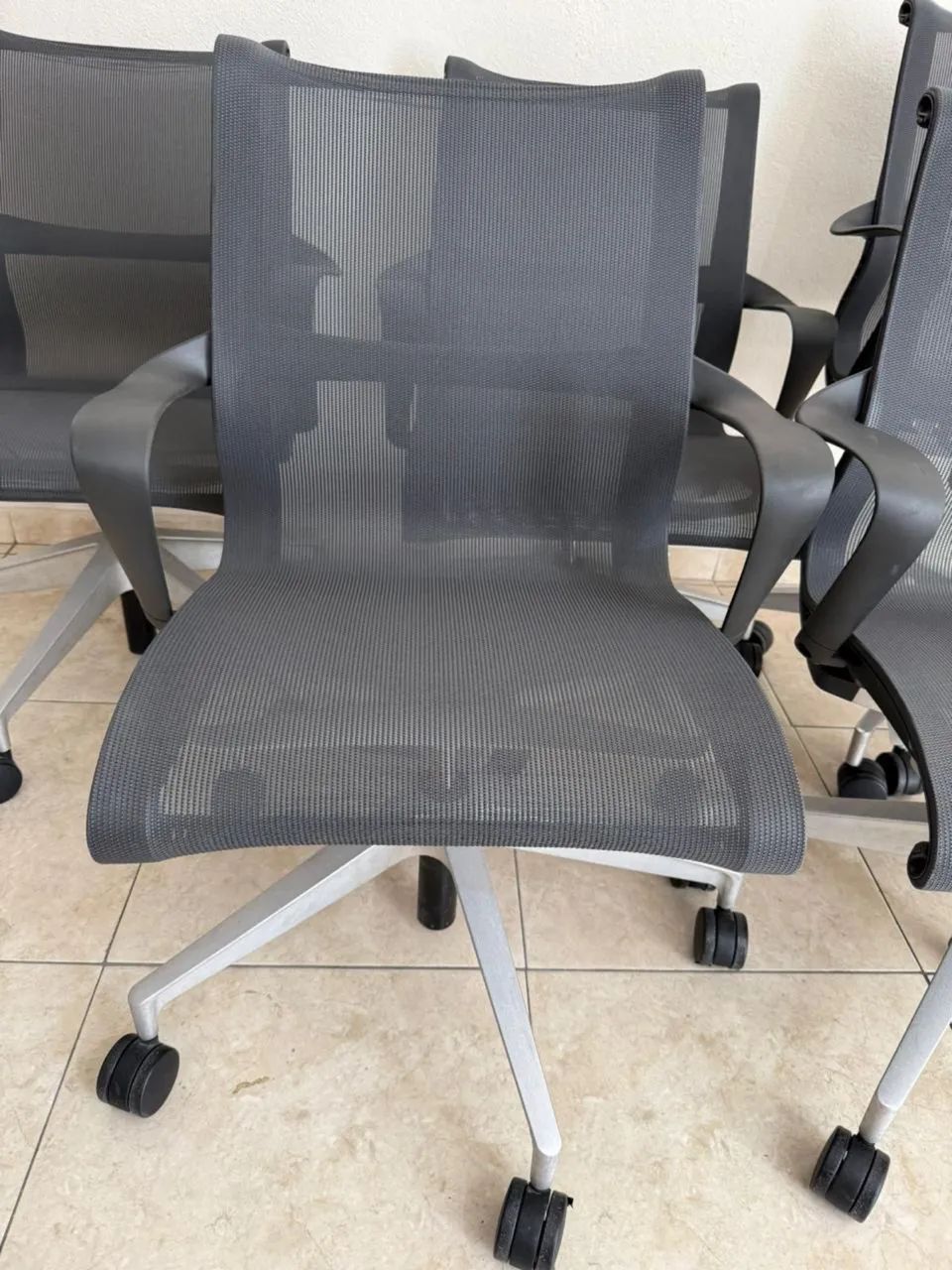 Vendo Cadeiras Herman Miller seminovas - Foto 2
