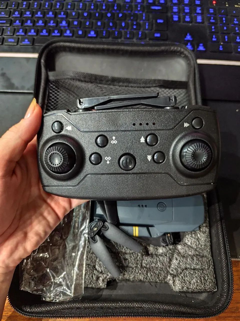 Mini Drone Dobrável com Controle e Maleta (Seminovo) - Foto 3