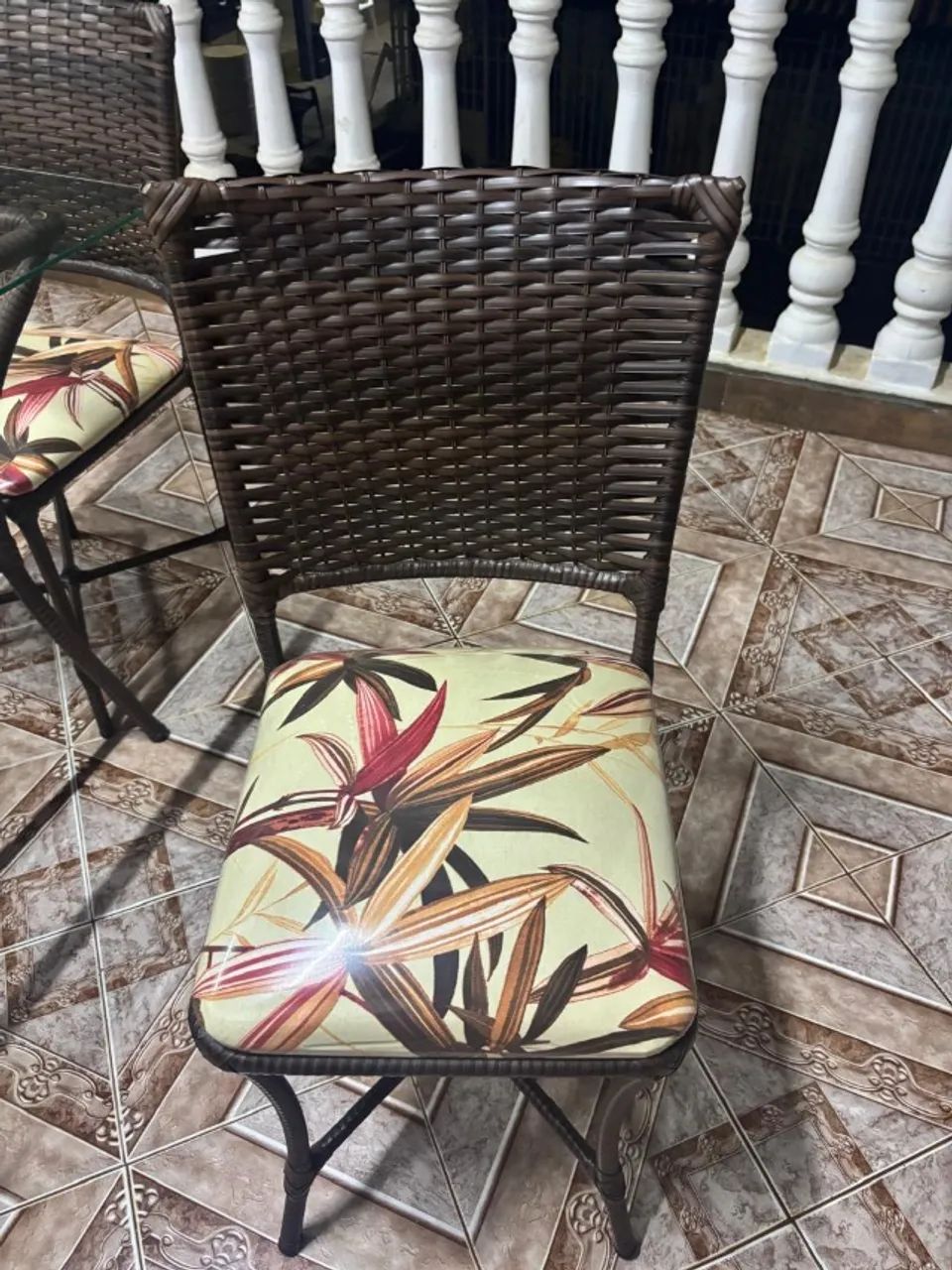 Mesa quadrada com 4 cadeiras. 
