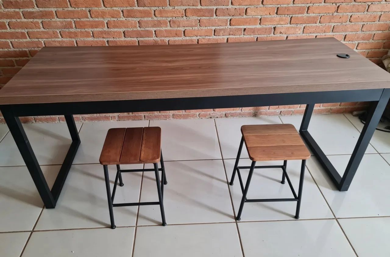 Mesa industrial com dois bancos  - Foto 3