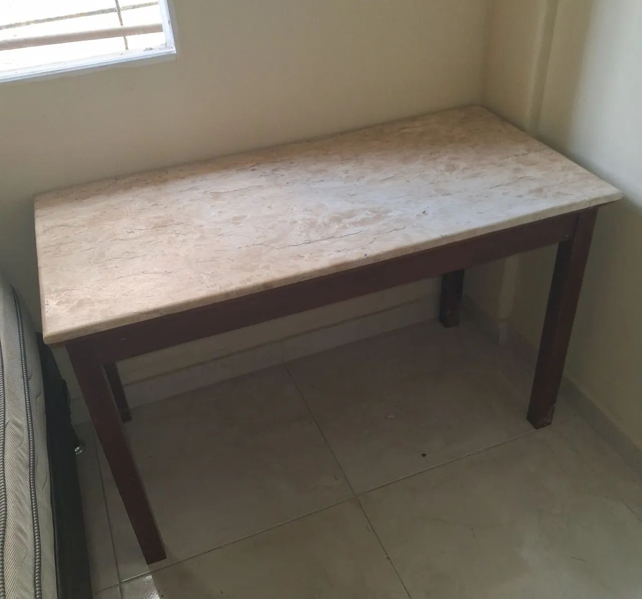 MESA EM MÁRMORE...