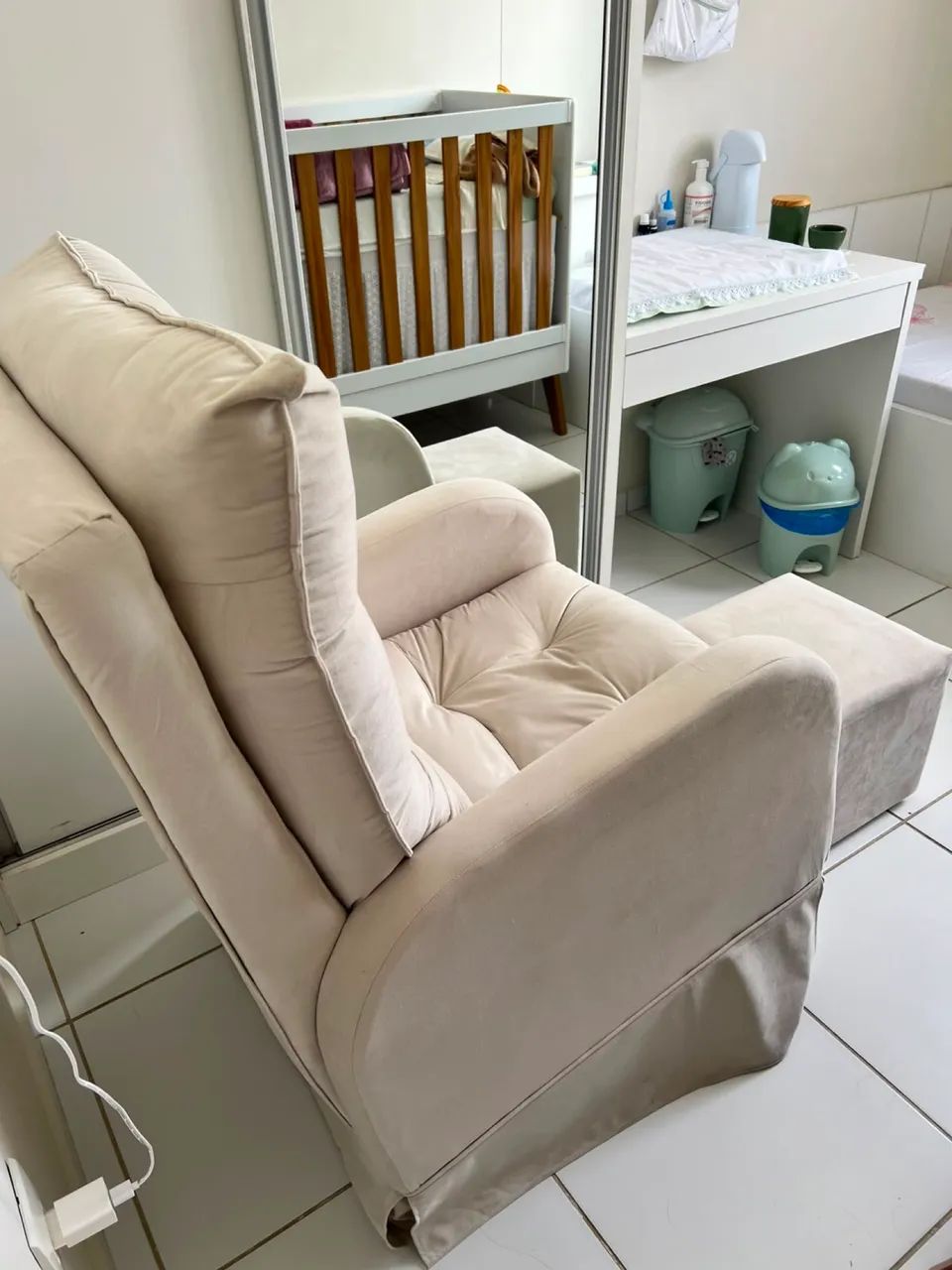 Poltrona de amamentação de balanço com puff com apenas 4 meses de uso  - Foto 2