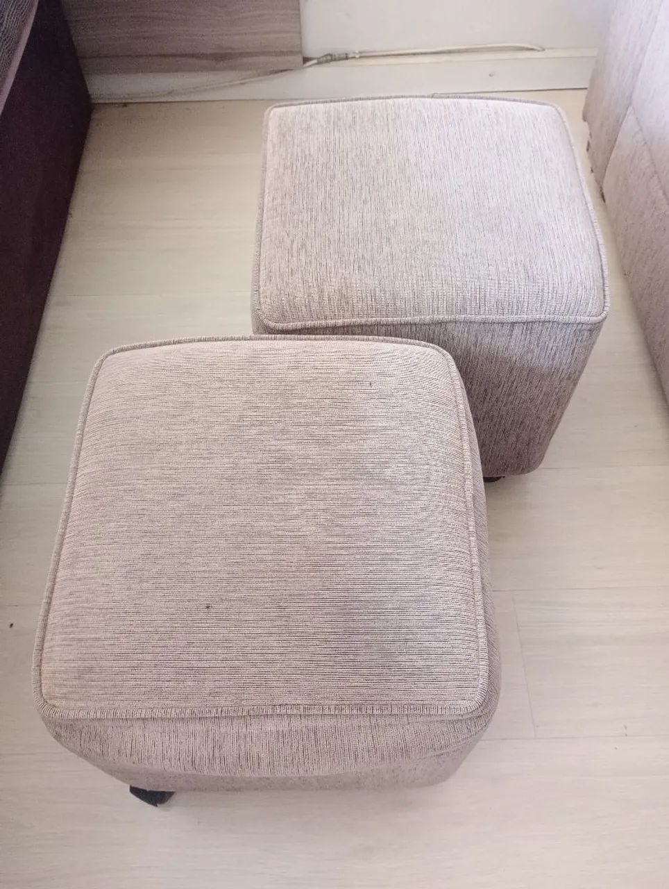 02 PUFFS bege liso com rodinhas 4 cada A 42cm C 40cm P 40cm.