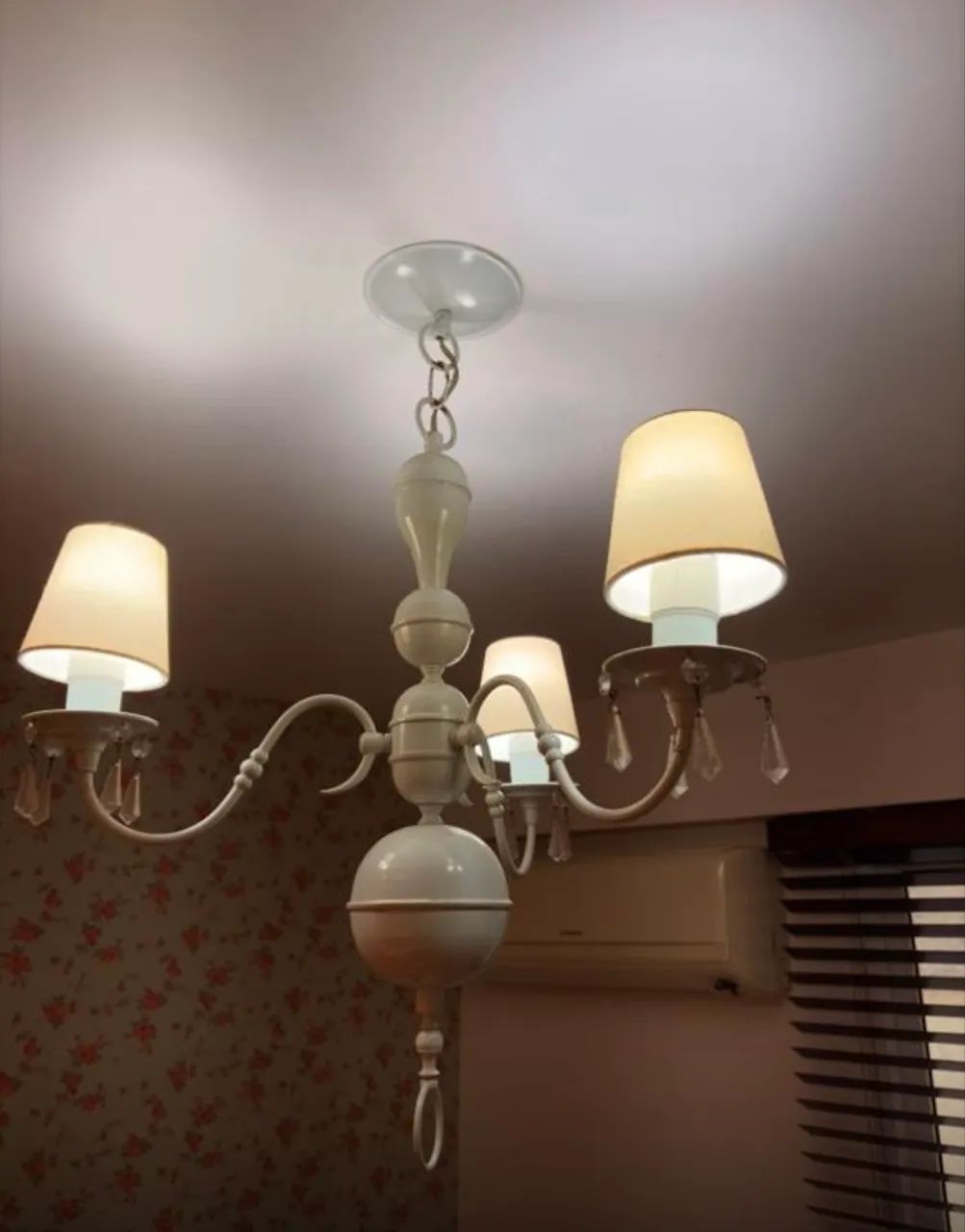 Oportunidade Lustre lindo branco  com 3 cúpulas 