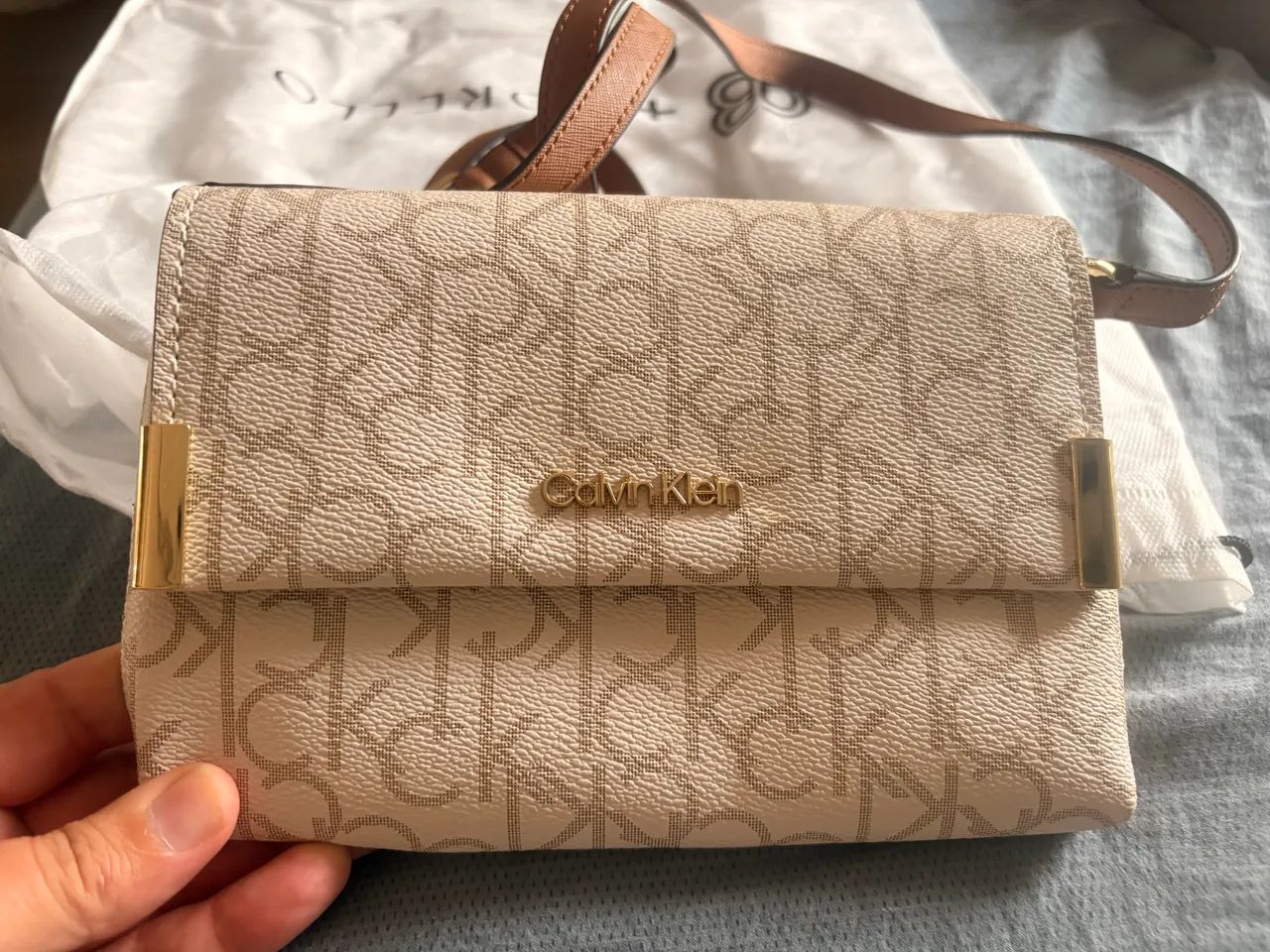 Essa bolsa Calvin Klein tá imperdível  - Foto 3