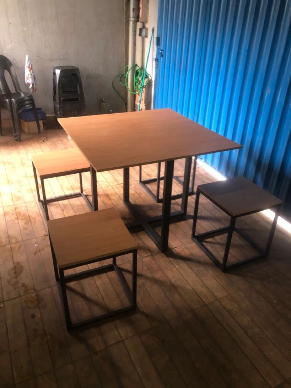 Mesa com 4 bancos e um kit sala