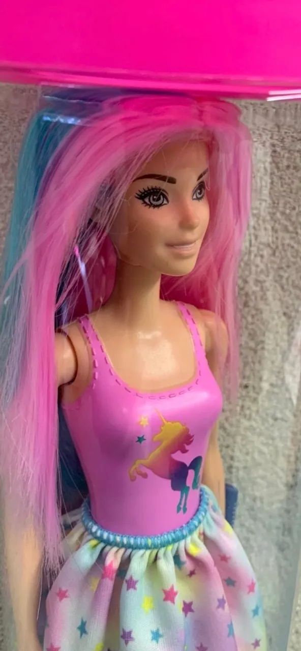 Boneca Barbie color reveal série 1 - original mattel cabelo rosa e vestido de unicórnio