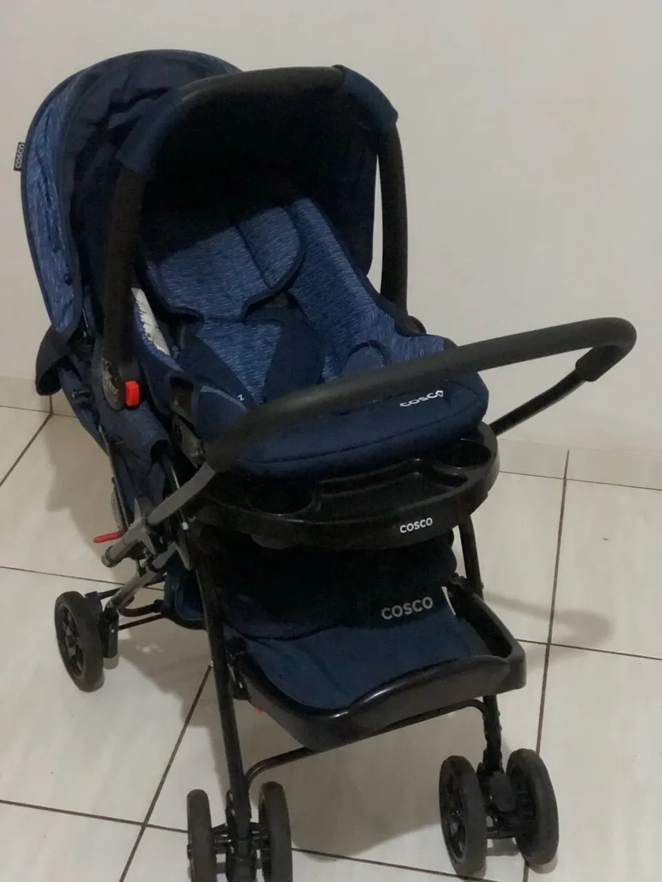 Carrinho de bebê com bebê conforto  - Foto 2