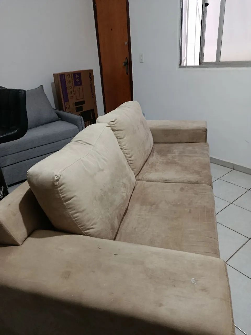 Sofá 2 lugares em suede bege