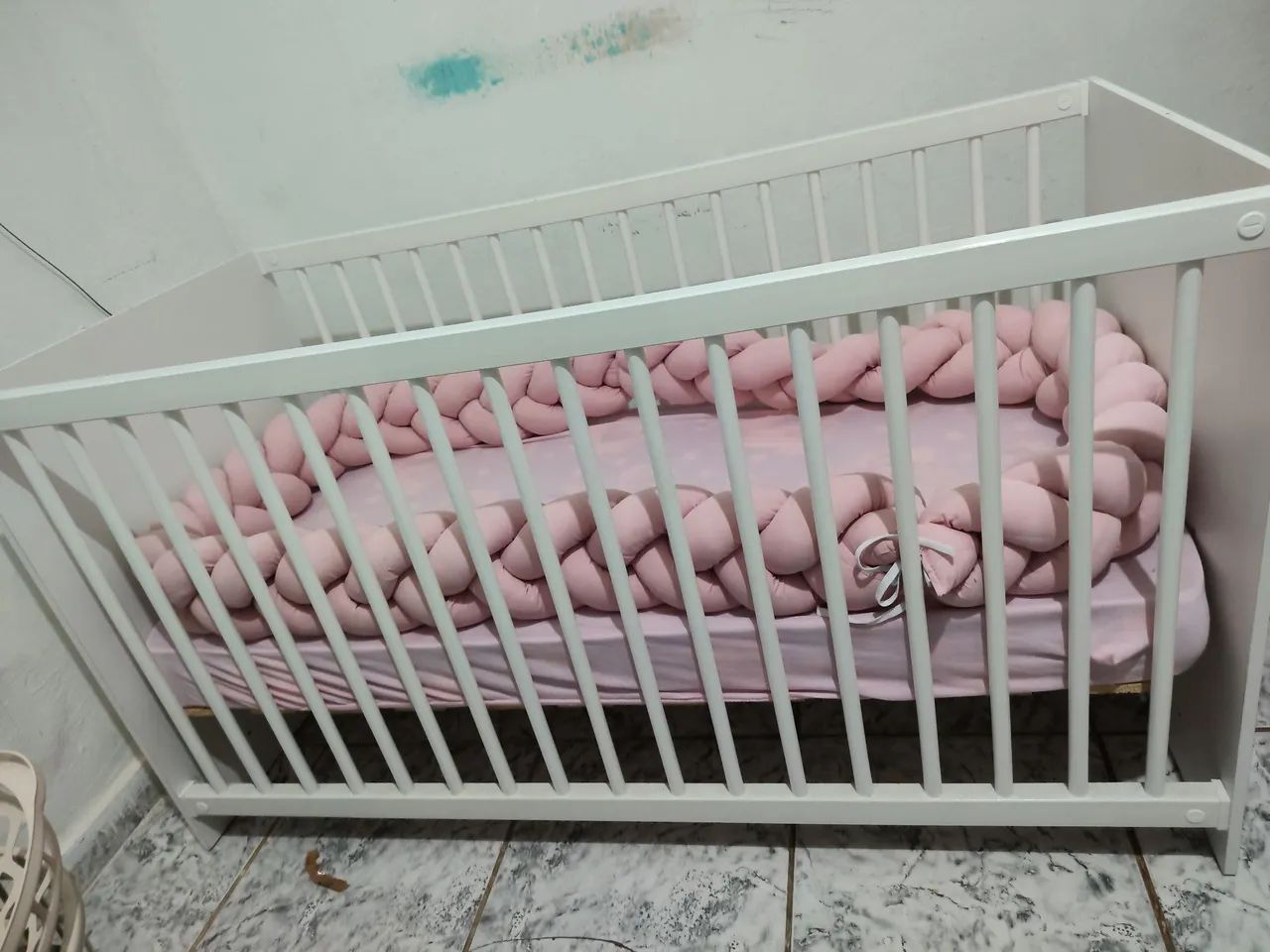 Berço de bebê, com adereço incluso.