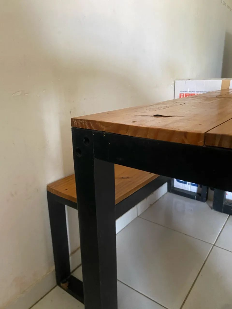 MESA DE MADEIRA COM BANCO - Foto 4