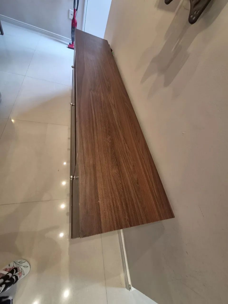 Rack para TV em Madeira com Nichos e Portas, Ótimo Estado - Foto 2