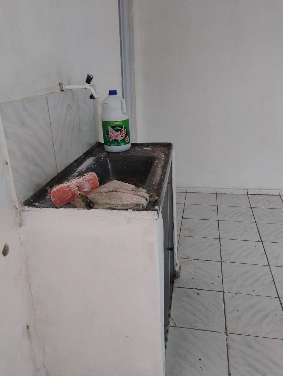 Alugo kitnet com quarto sala única banheiro e área de serviço  - Foto 5