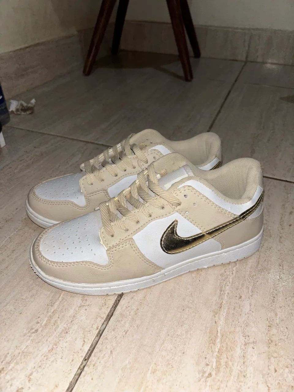 Tênis Nike Cor creme com dourado 