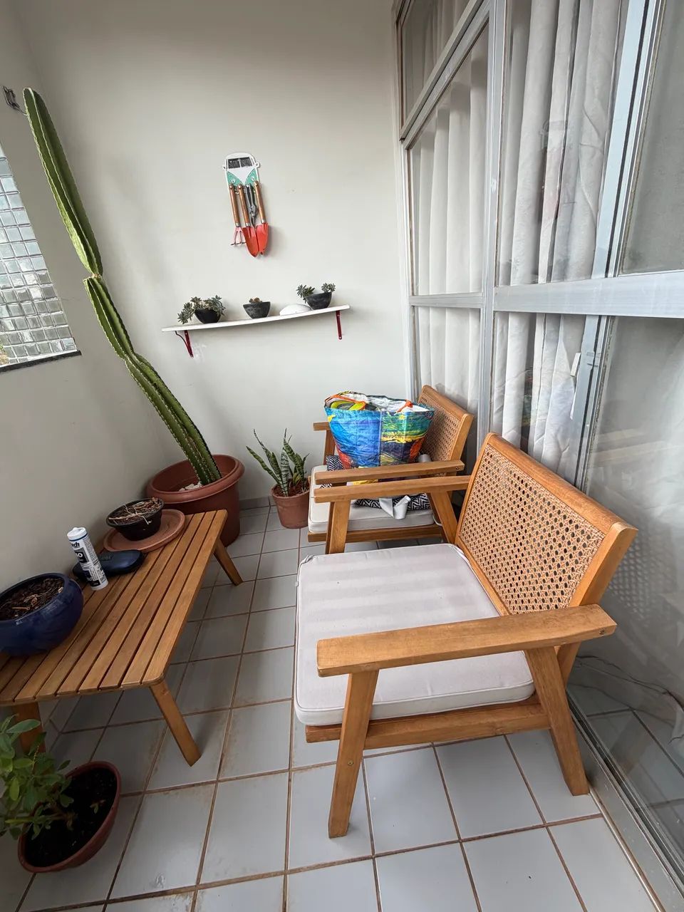 Conjunto de poltronas e mesinha de madeira 