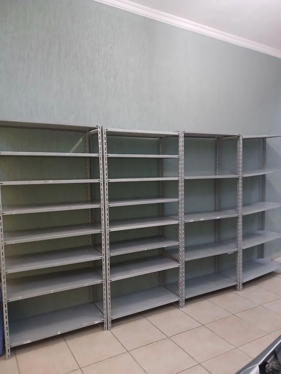 Vende se prateleiras  e gondulas 