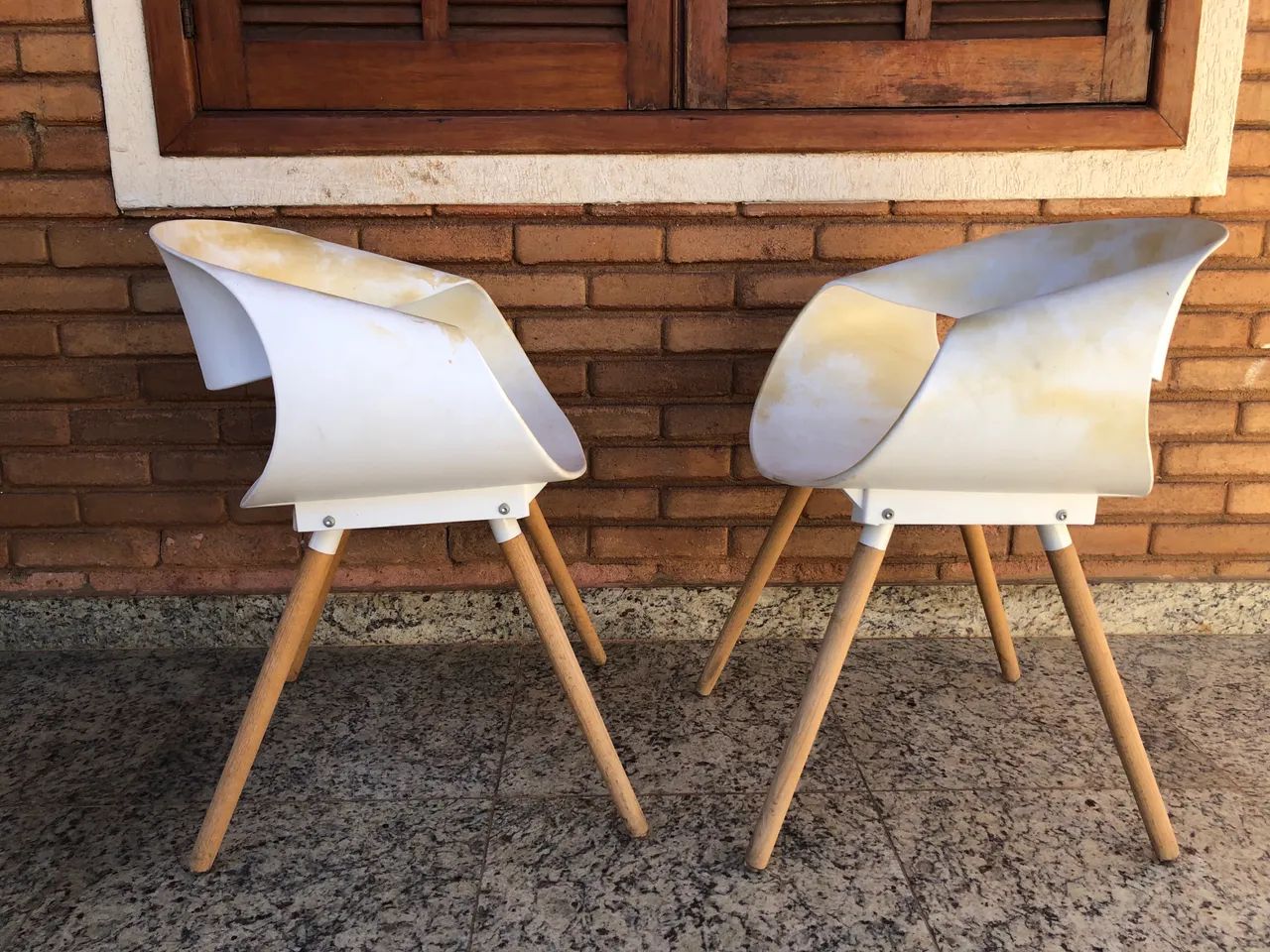 PAR DE CADEIRAS CONCHA DESIGN ? PLÁSTICO BRANCO + PERNAS DE MADEIRA ? CHARME RETRÔ! - Foto 2