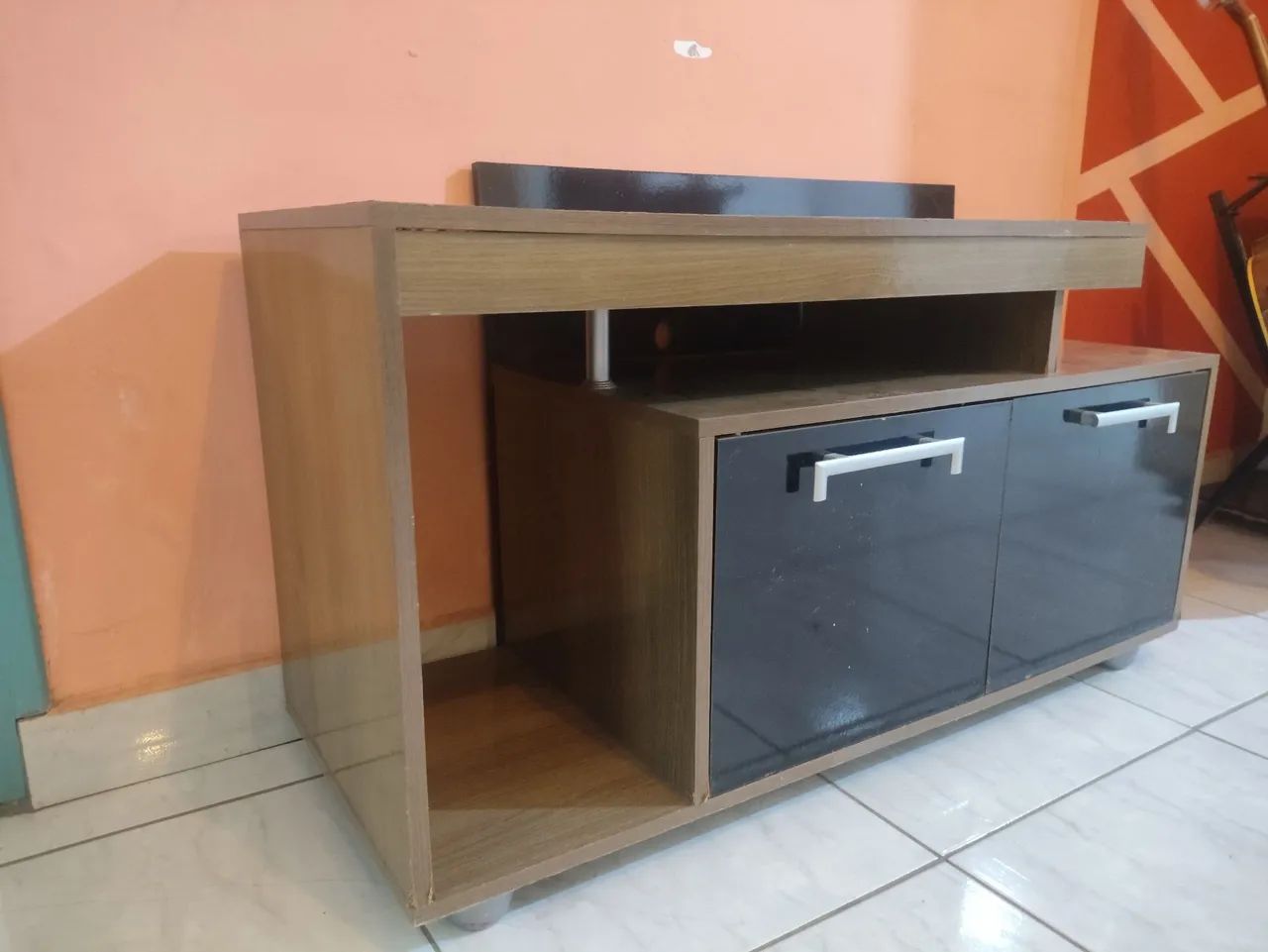 Rack / Painel para TV com Portas e Nicho - Madeira e Preto - Foto 3