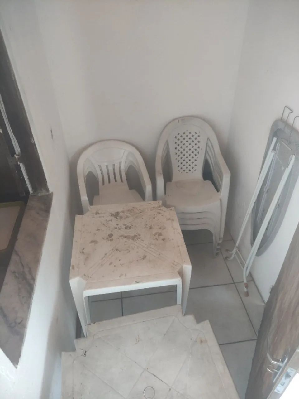 8 cadeiras de plástico e 2 mesas 