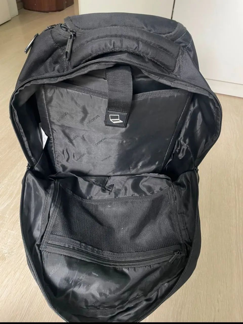 Mochila Bagaggio /executiva  preta com  suporte, rodinhas e  alças  - Foto 3