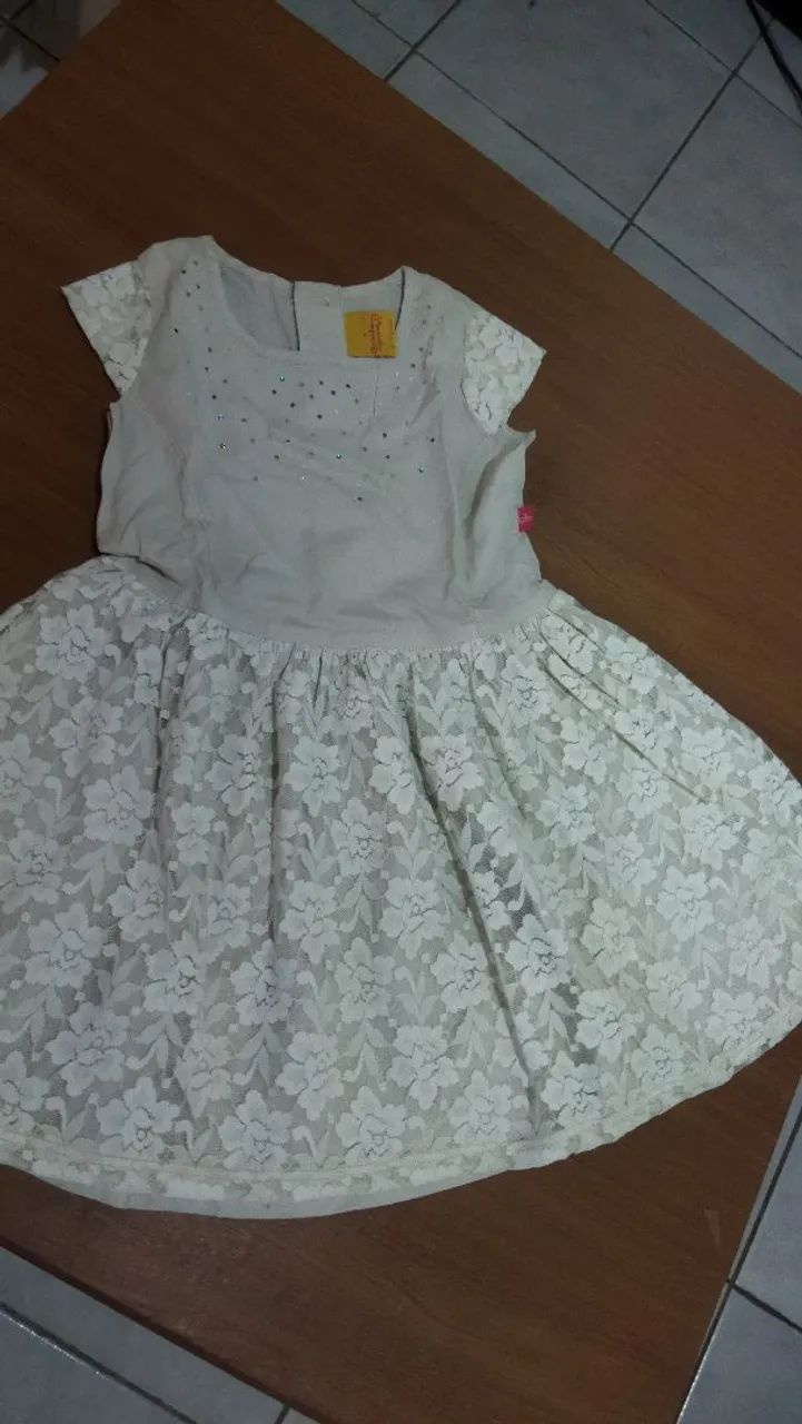 Vestido infantil lindo off-withe com renda e pedrinhas R$55 - Foto 3