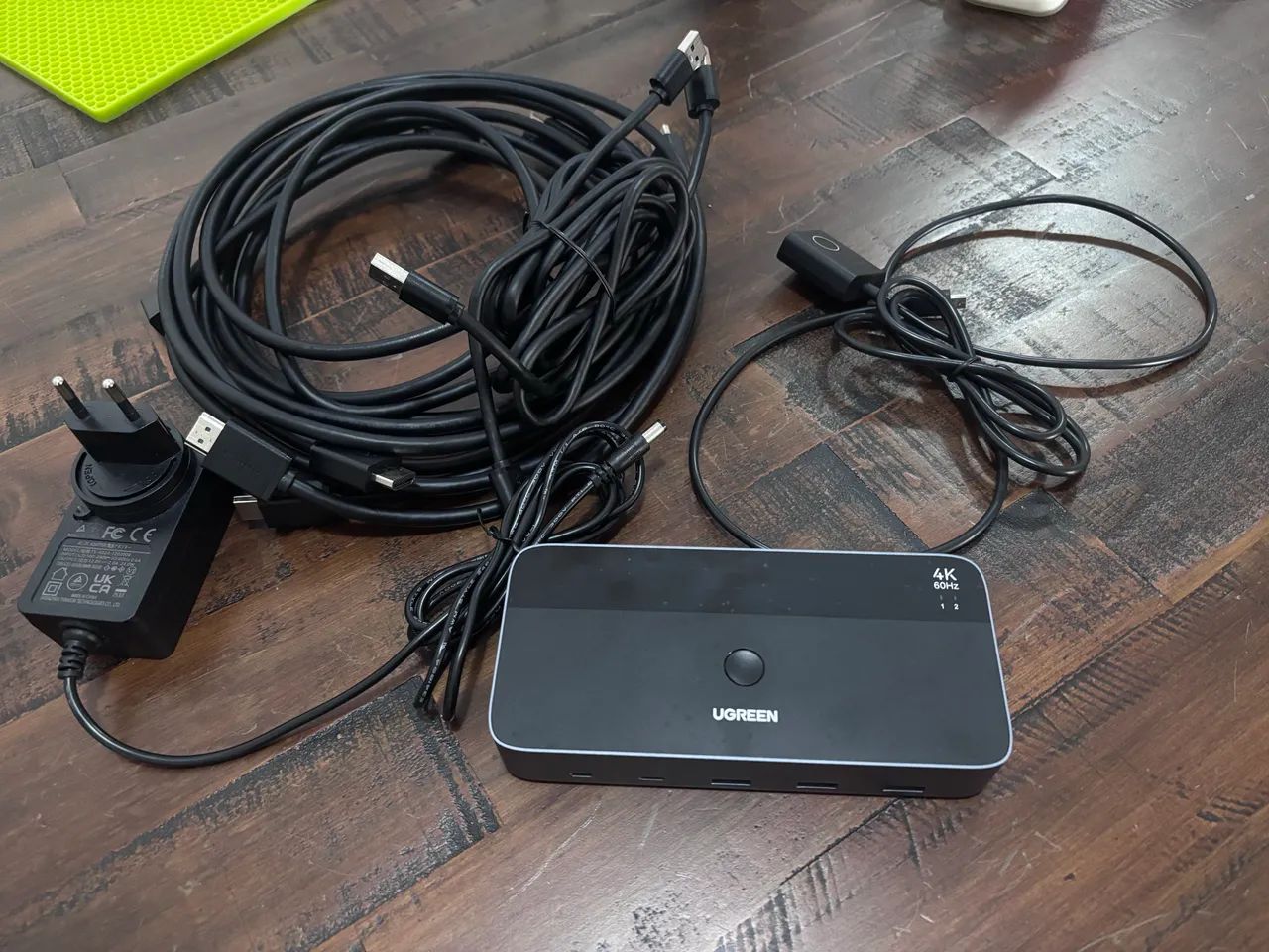 Switch KVM 2 monitores UGREEN 4K 60hz - Excelente estado