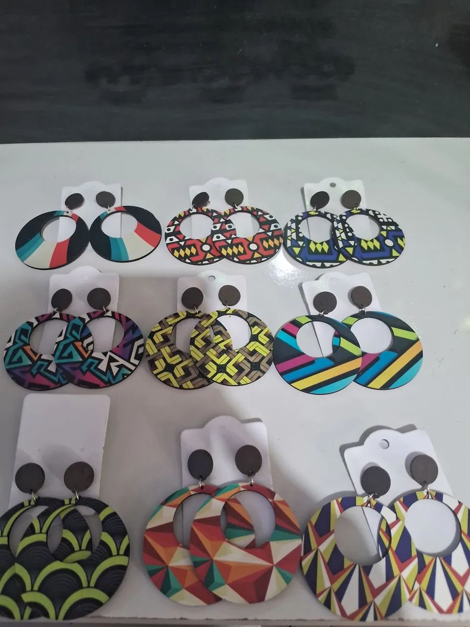 Brinco círculo vazado afro.