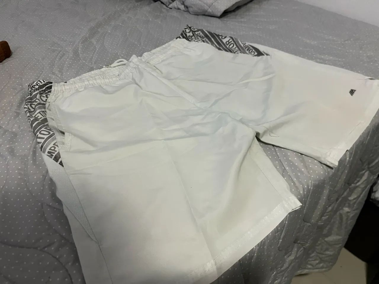 Short Esportivo Tactel Branco com Lateral Estampada Competitor