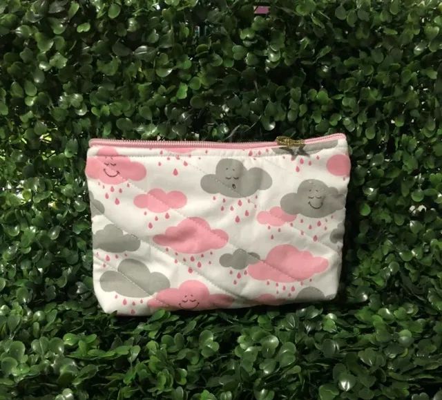 necessaire média nuvens rosa