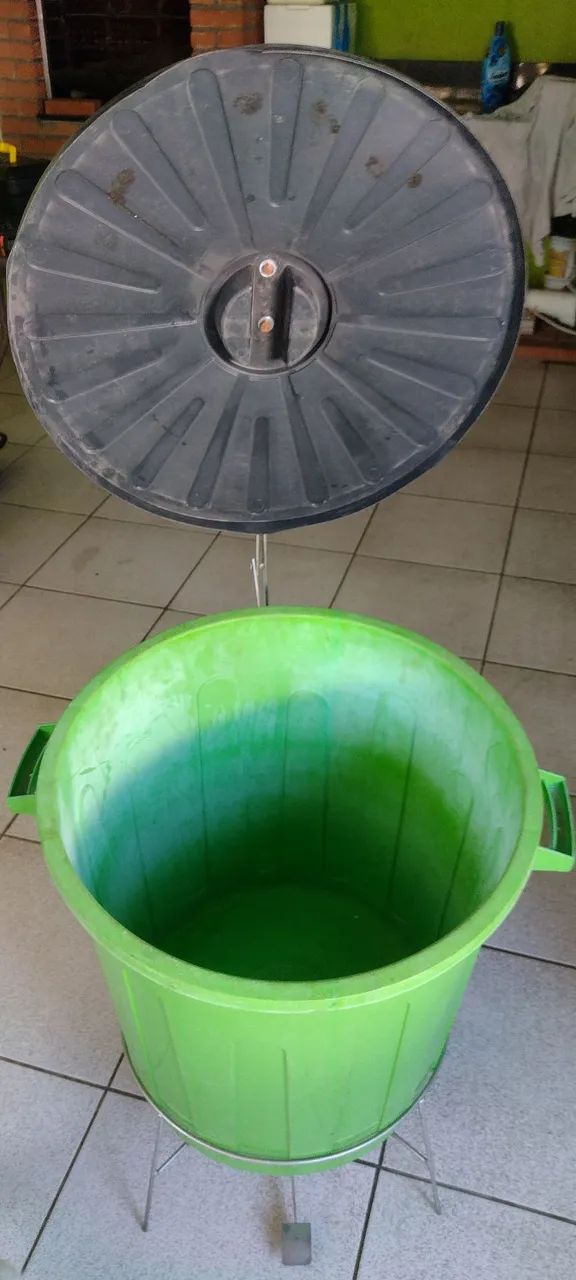 Lixeira plástica com pedal de ferro  - Foto 4