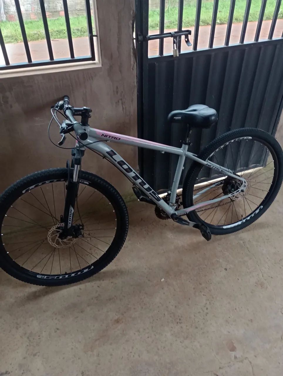 Bicicleta lutus semi nova poucas marcas de uso  - Foto 4