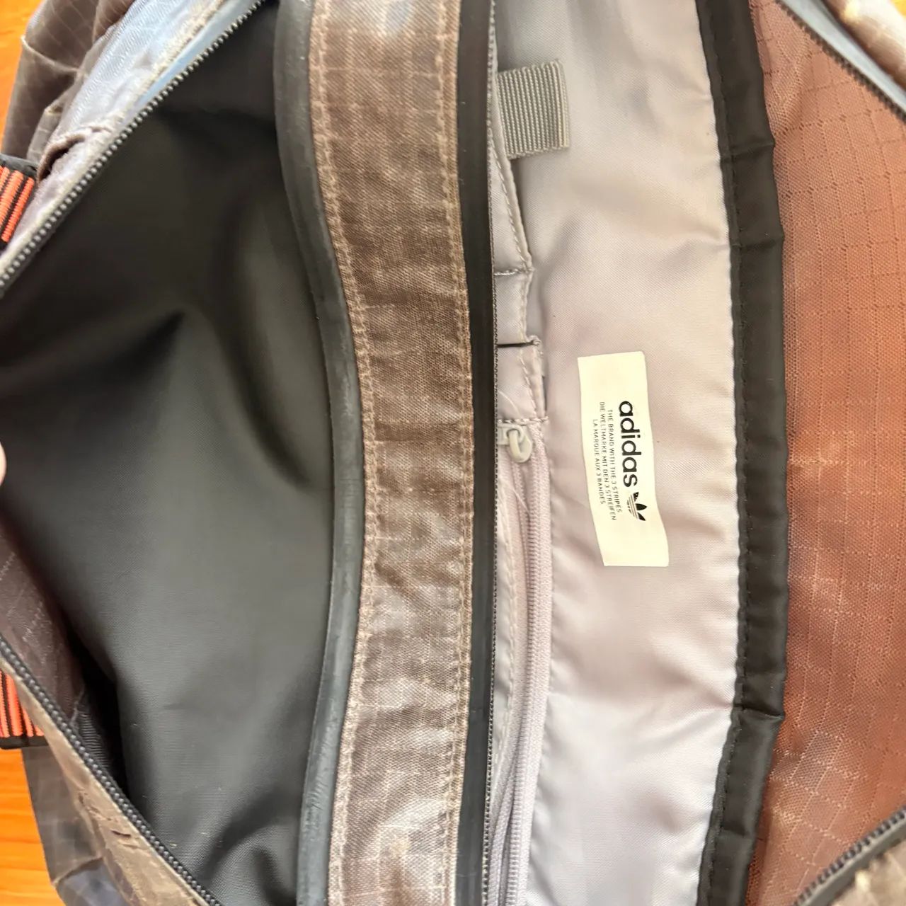bolsa ajustável adidas cinza e laranja - Foto 2