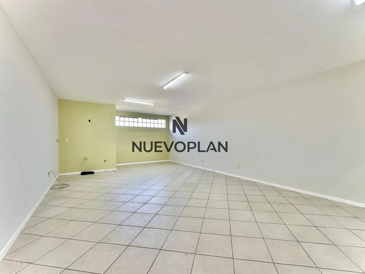 Sala Comercial para Venda em Curitiba, Santa Cândida, 1 banheiro, 3 vagas