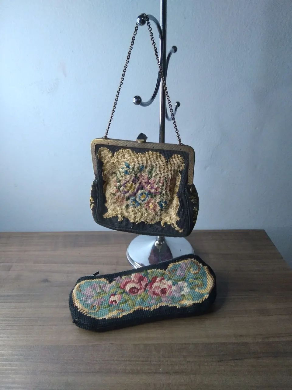 Bolsa e estojo floral petit point