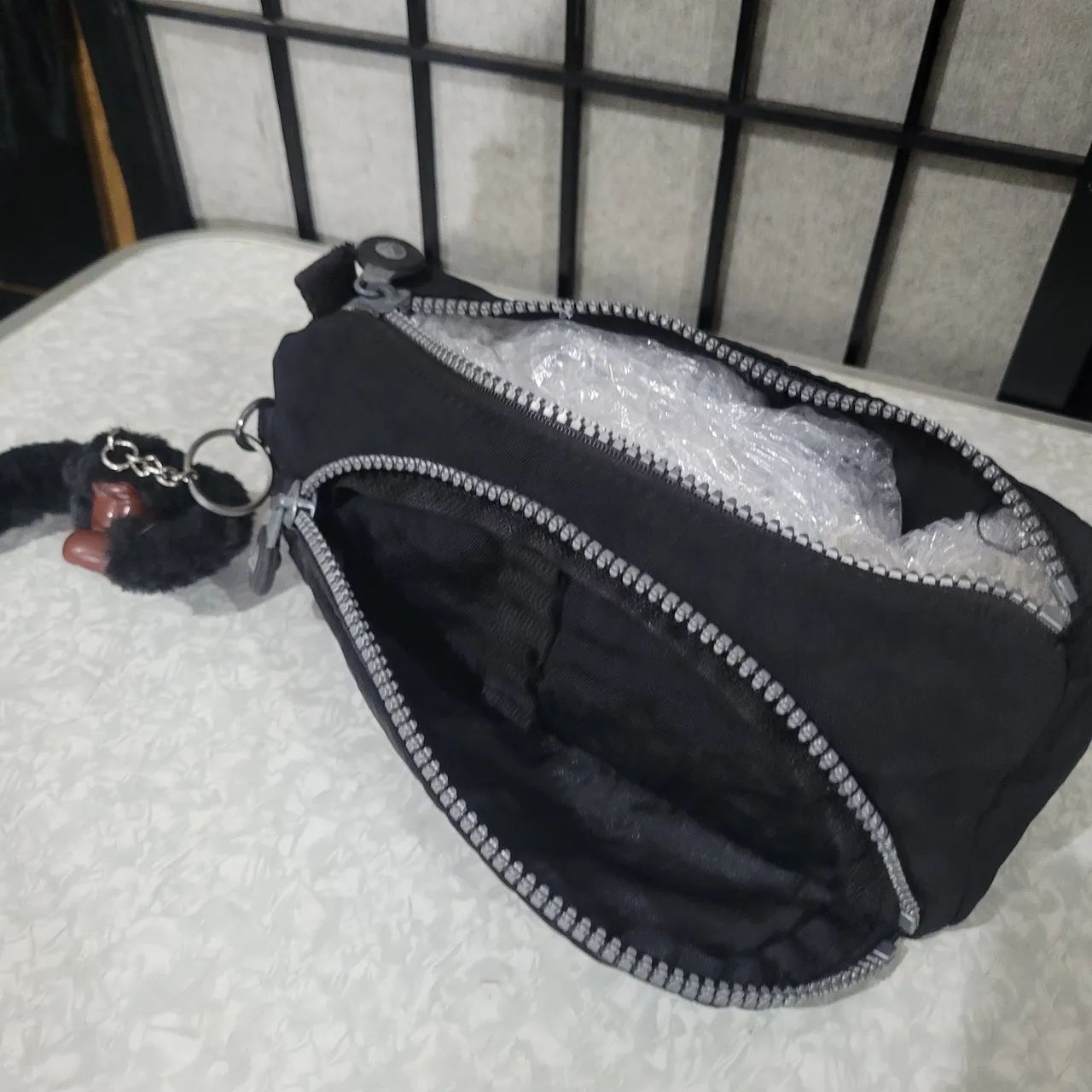 Estojo Kipling Cute preto com chaveiro. - Foto 4