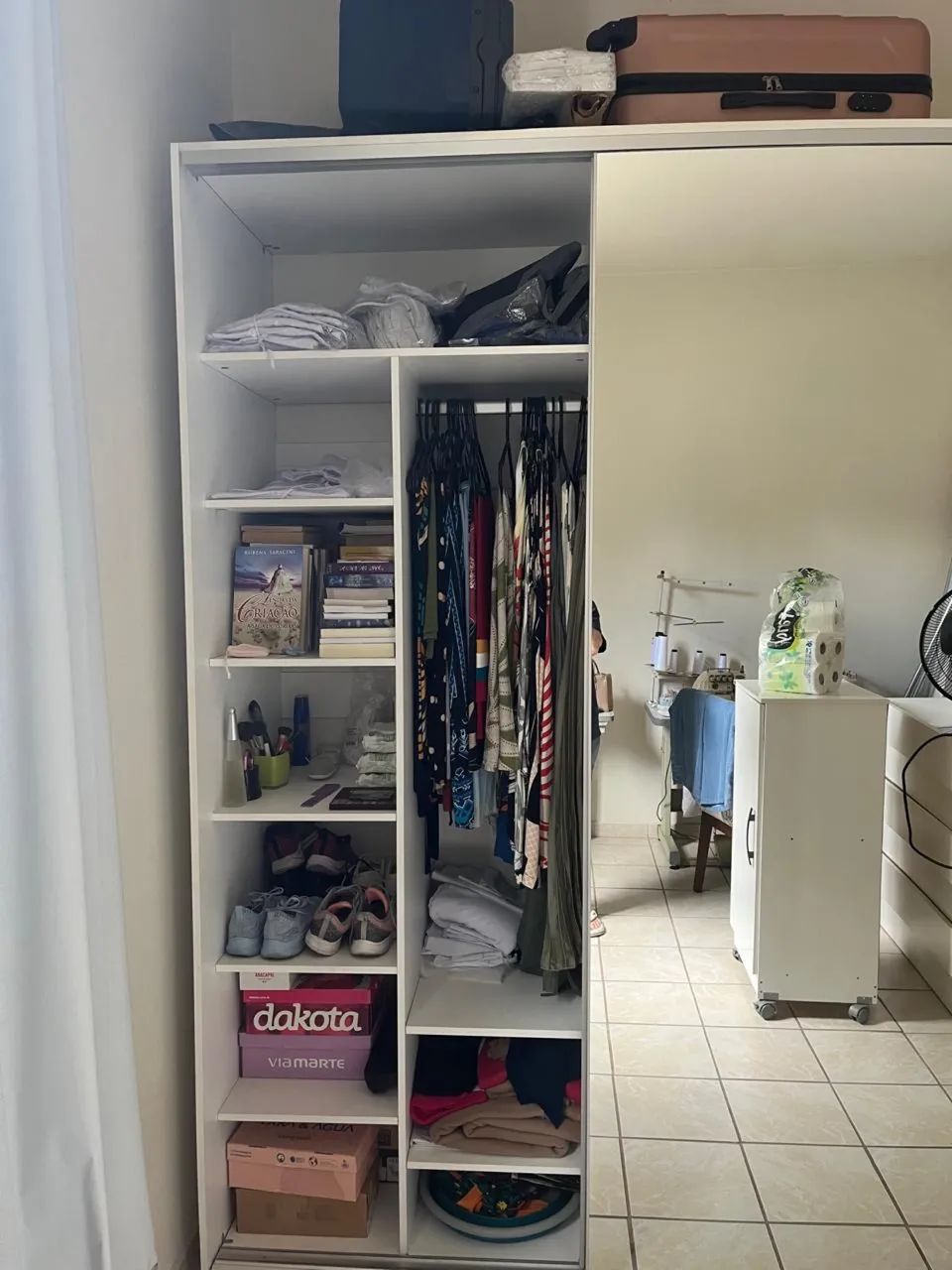 Guarda-Roupa Branco com Espelho e 4 Gavetas - Foto 2