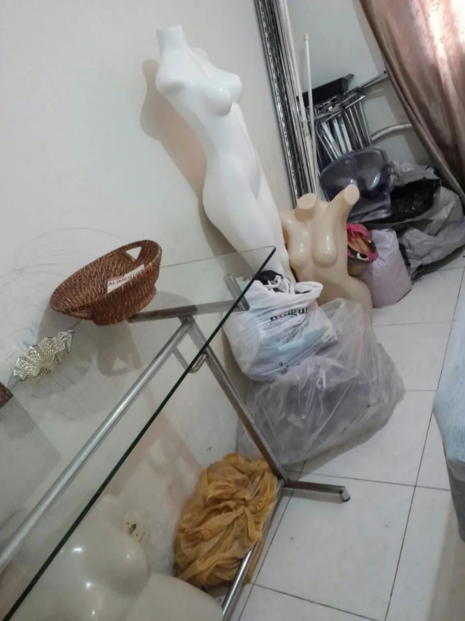 VENDO INSTALAÇÃO COMPLETA DE LOJA DE ROUPAS 