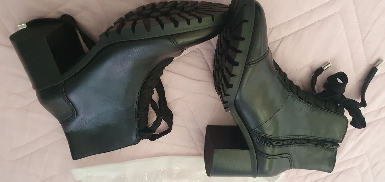 Bota Feminina da Marca Arezzo
