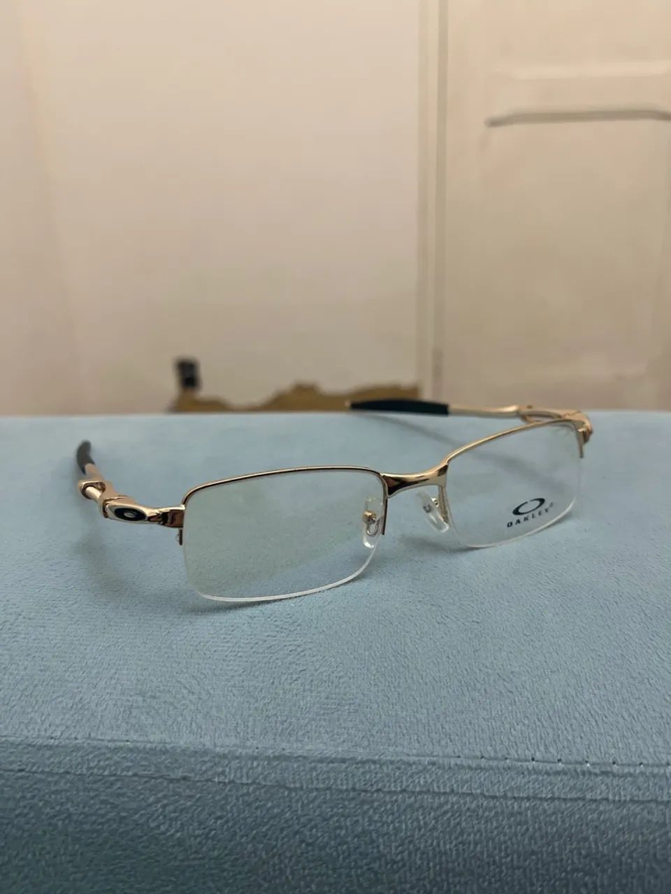 Óculos Oakley dourado - sem grau