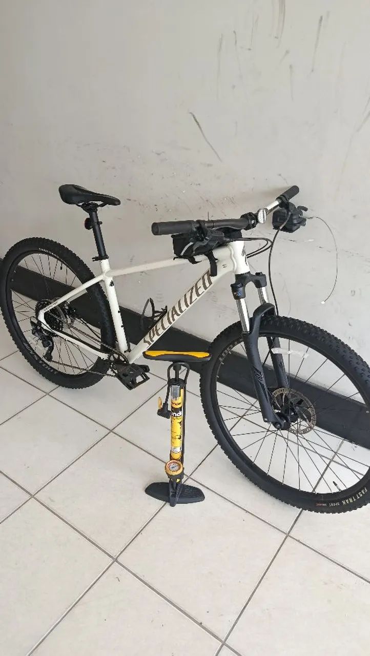 Bicicleta Specialized Rockhopper Comp 29 + capacete e bomba de ar - Foto 4