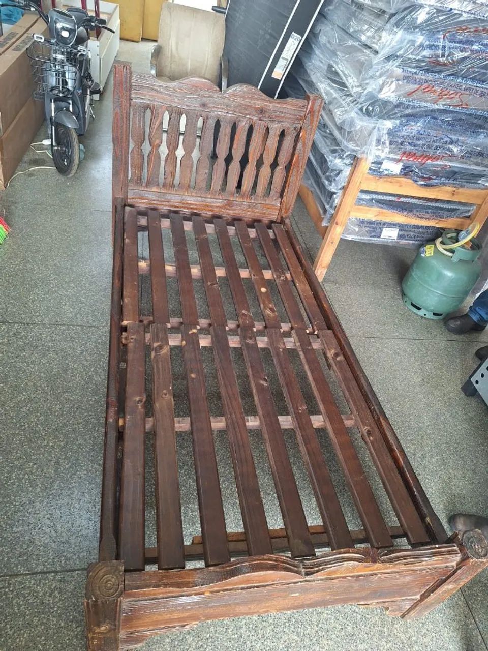 Cama de solteiro madeira maciça usada ((ENTREGO GRATIS)) - Foto 4