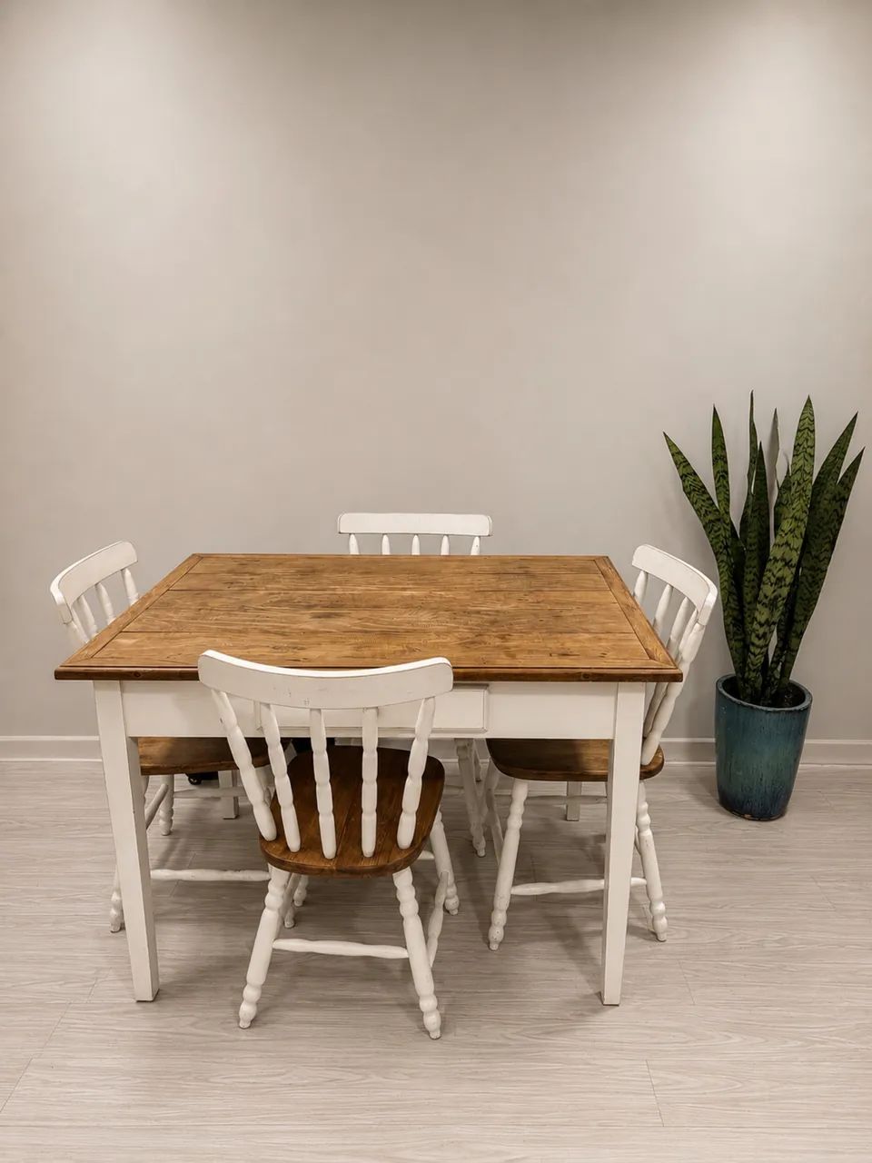 Mesa com 4 cadeiras