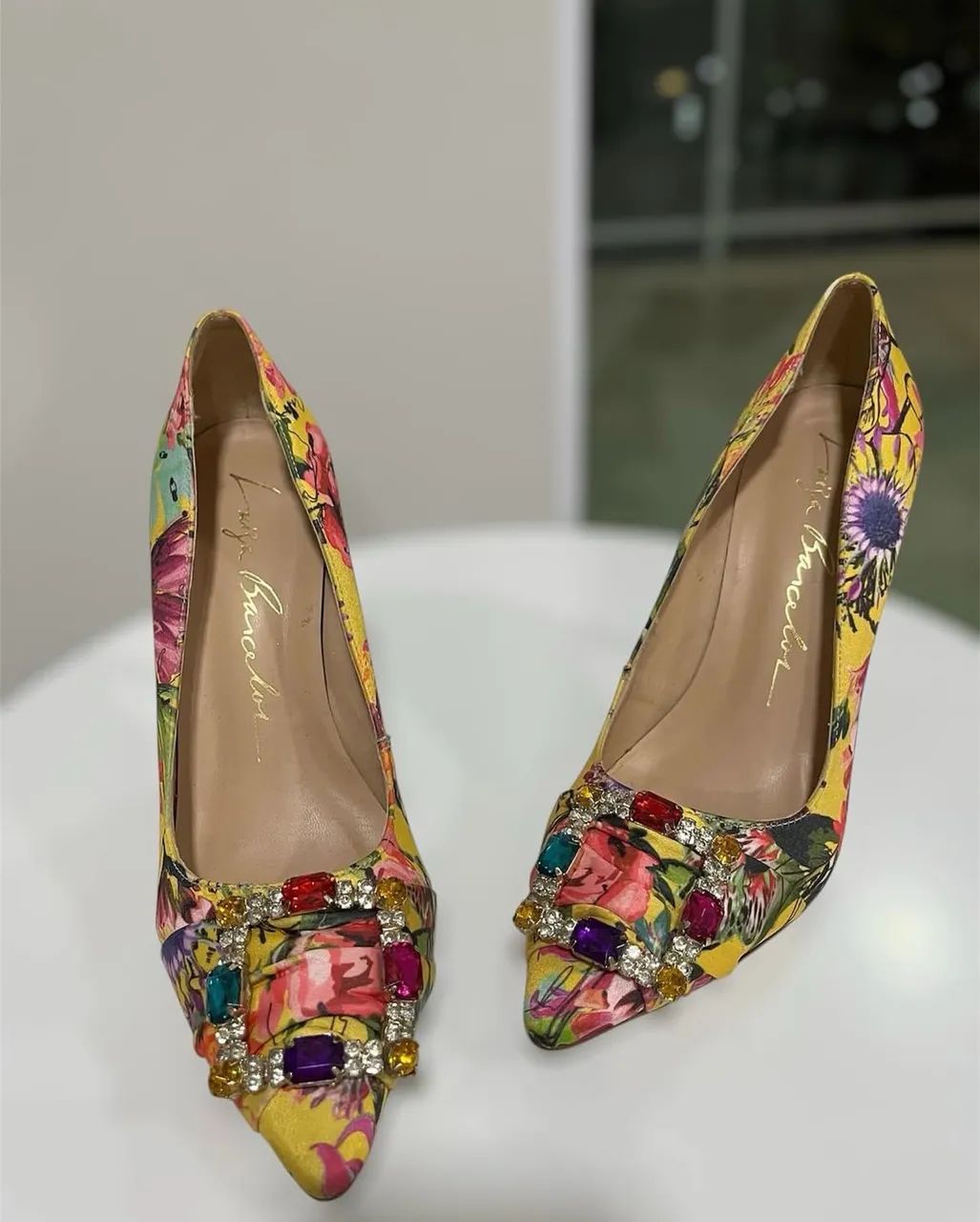 Scarpin com detalhes em pedras 