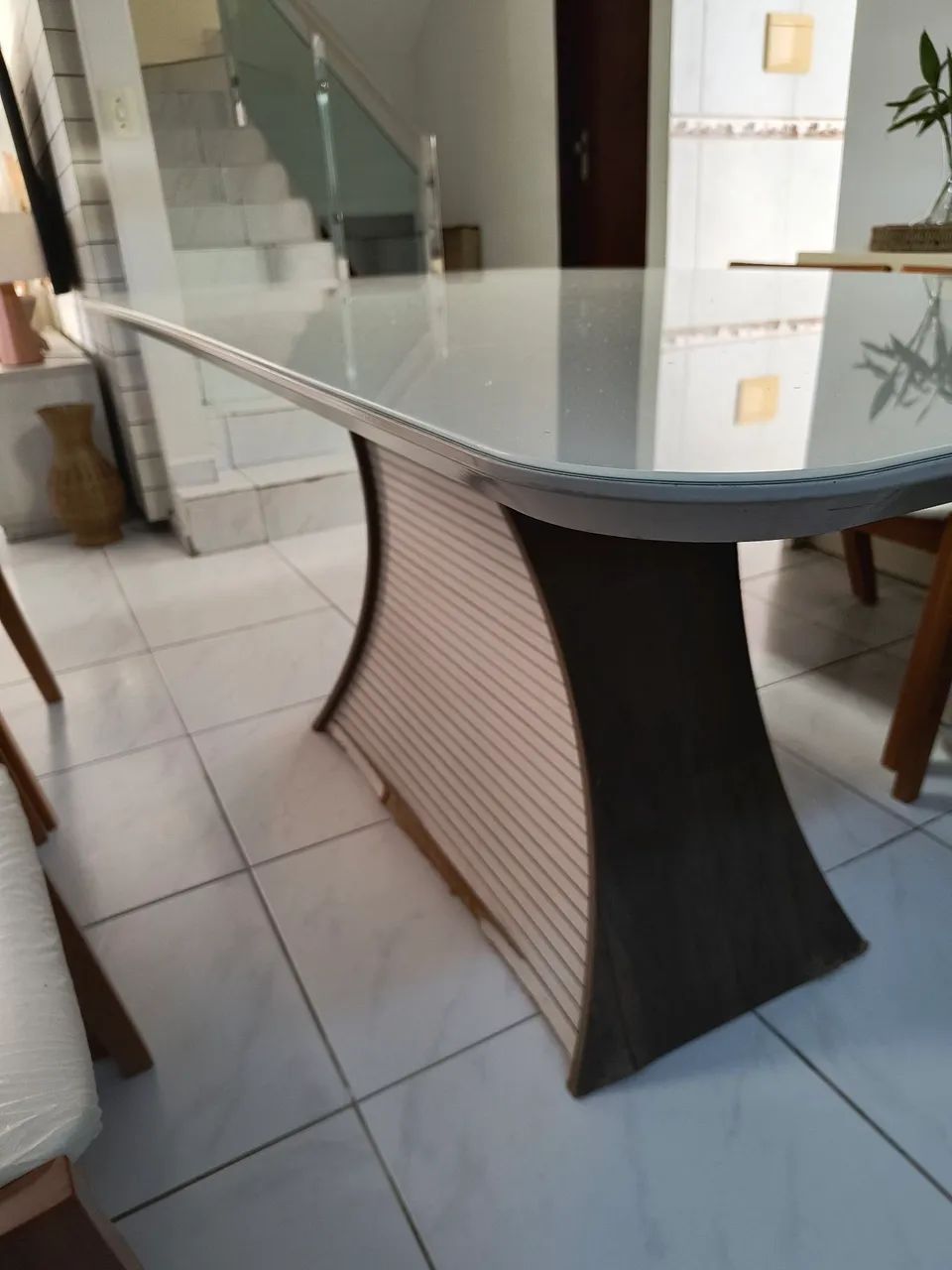 Mesa com tampo de vidro sem as cadeiras.