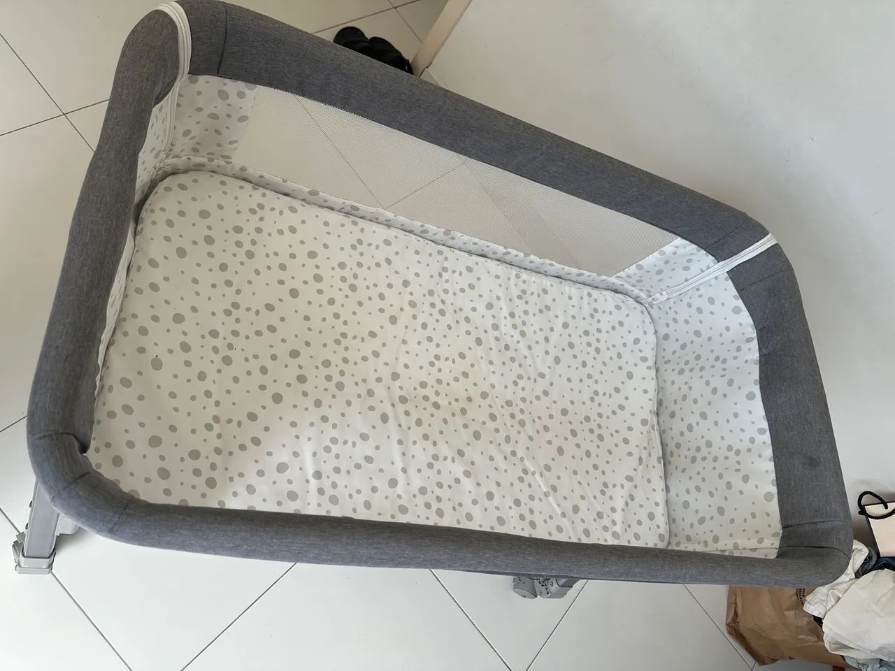 Berço Portátil Moises Co-bed Com Balanço Mosquiteiro e Cesto Cinza - Kababy - Foto 3