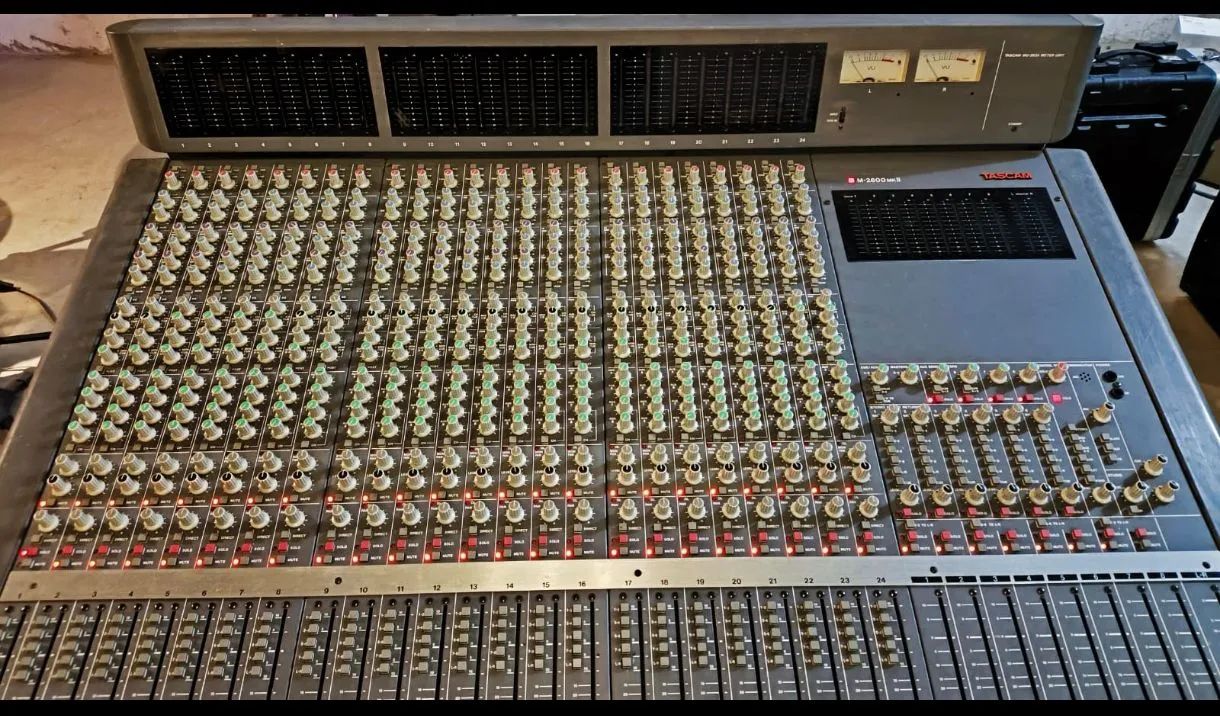 Mesa de som Tascam M2600