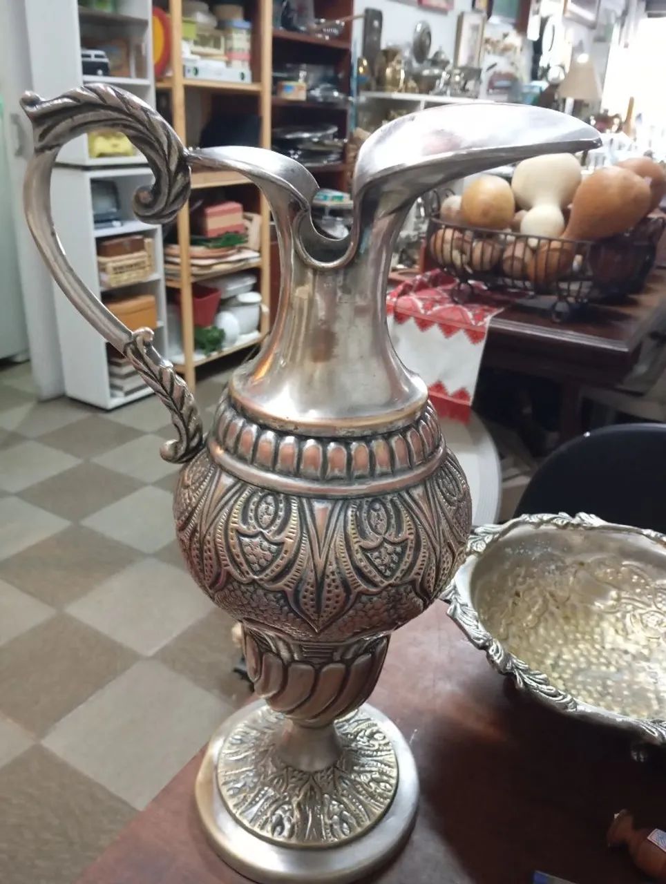 Jarra em prata com 0,40cmt. De altura cinzelada  - Foto 2