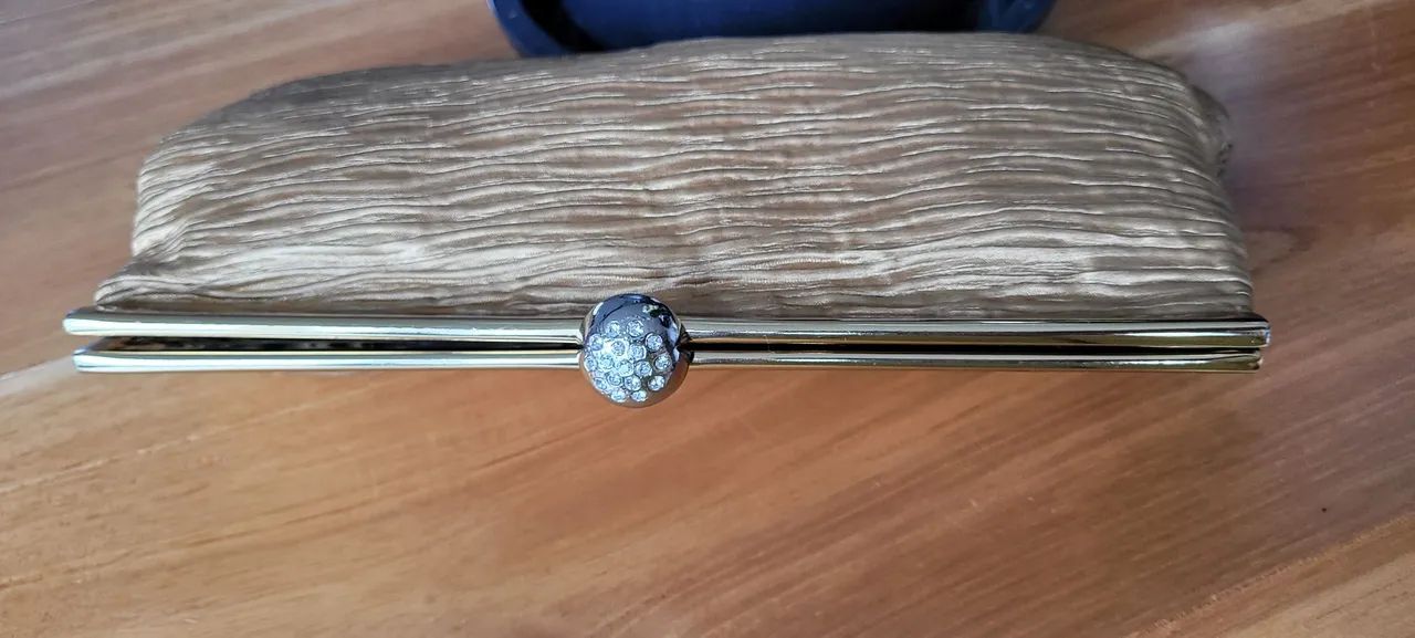 Clutch de cetim dourada  - Foto 3